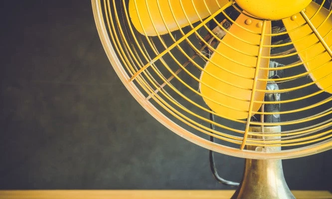 Το απίστευτο κόλπο με τον ανεμιστήρα για να εξοντώνετε τα κουνούπια – Δείτε τι κάνει! (βίντεο)